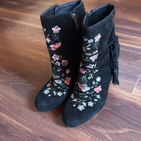 Sam Edelman Black Heeled Suede Boots with Floral Embroidery Size 7 - Picture 2 of 11